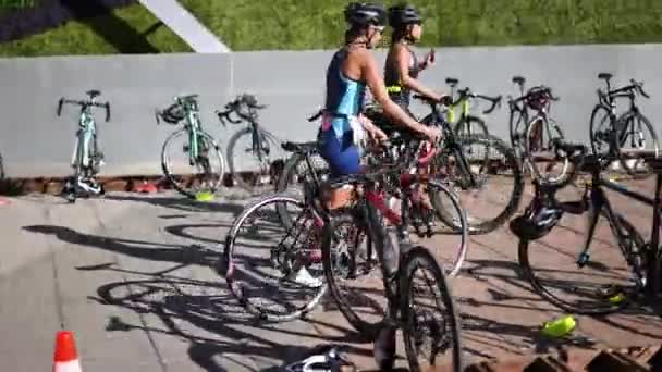 Athlètes Cyclistes Compétition Triathlon Monter Sur Vélo Porter Des Chaussures — Video