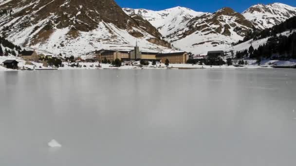 Aerea Sorvolando Lago Ghiacciato Presso Santuario Dei Pirenei Catalani — Video Stock