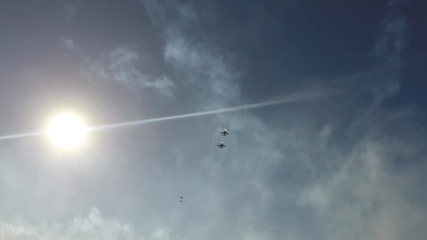 Blue Angles F18 Κάνει Μια Μύγα Πάνω Μια Σαφή Ηλιόλουστη — Αρχείο Βίντεο