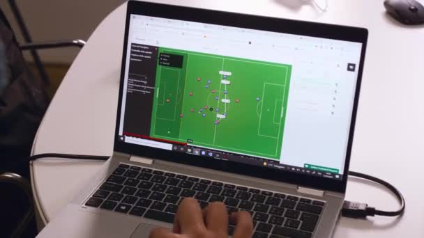 Analista Corrispondenza Uomo Computer Analizza Una Partita Calcio — Video Stock