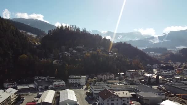 Drone Vliegt Boven Brixlegg Tirol Bergen Met Wolken Wat Sneeuw — Stockvideo