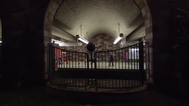 Station Métro Extérieur Avec Train Partant — Video