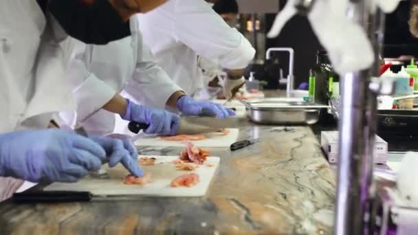Les Chefs Coupent Poisson Servent Plat Pour Restaurant Dans Cuisine — Video