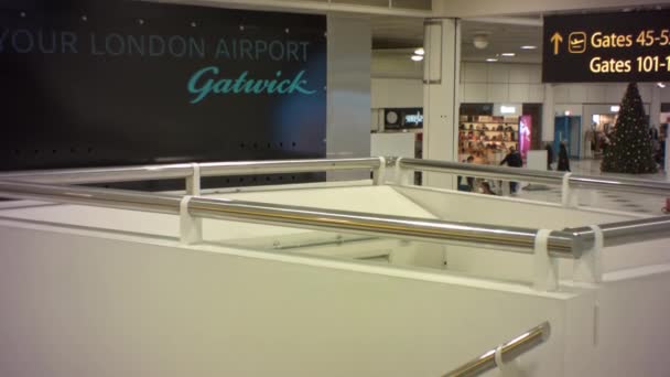 Hinweisschild Flughafen London Gatwick Mit Menschen Hintergrund — Stockvideo