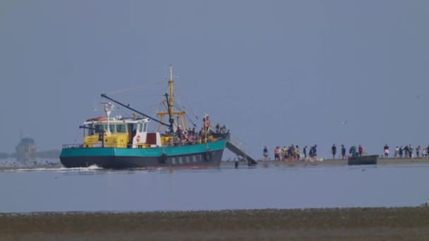Establishing Shot Tourists Leaving Shrimp Fishing Boat Texel Netherlands Cloudy — Stock Video