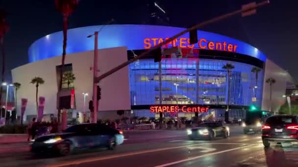 View Driving Staples Center Stadium Κύρια Είσοδος Νύχτα Στο Κέντρο — Αρχείο Βίντεο