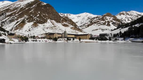 Luftaufnahme Flug Über Einem Zugefrorenen See Pyrenäen Tal Von Nuria — Stockvideo