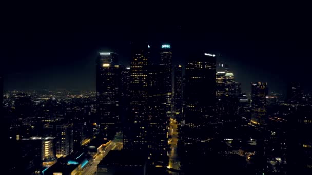 Widok Lotu Ptaka Przez Oświetlone Centrum Los Angeles Drapacze Chmur — Wideo stockowe