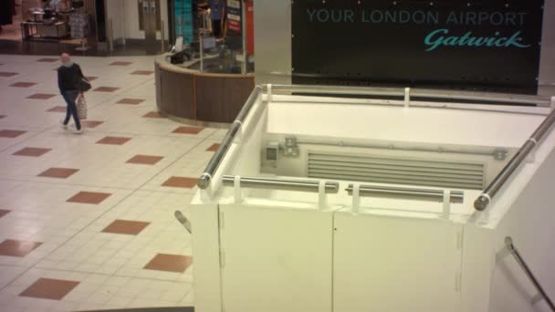 伦敦盖特威克机场在航站楼的标志 走着赶飞机的人 — 图库视频影像