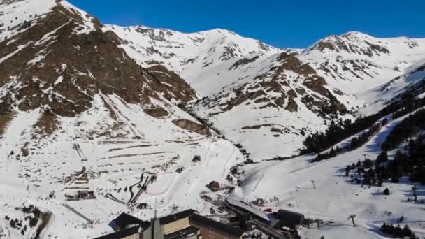 Aérea Nuria Santuario Los Pirineos Entre Las Altas Montañas — Vídeos de Stock