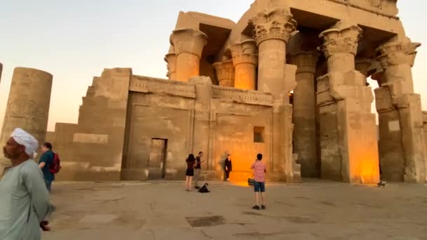 Kom Ombo日落时分对称庙宇 埃及最有名的庙宇之一 许多游客正在参观它 古代建筑 旅游业和旅游的概念 — 图库视频影像