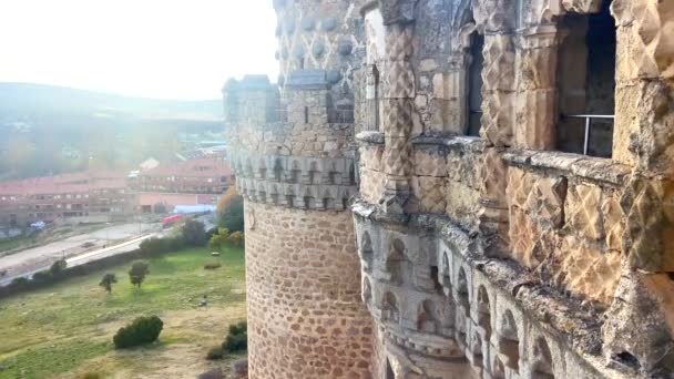 Vídeo Ascensão Revelando Fachada Grande Castelo Medieval Com Bandeira Europeia — Vídeo de Stock