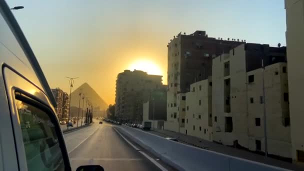 Coche Turístico Conduciendo Camino Las Grandes Pirámides Giza Egipto Atardecer — Vídeos de Stock