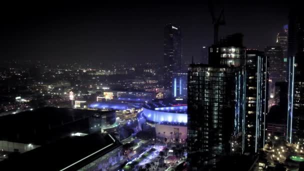 Воздушный Вид Стадион Staples Center Иллюминированный Фиолетовым Неоновым Светом Ночью — стоковое видео