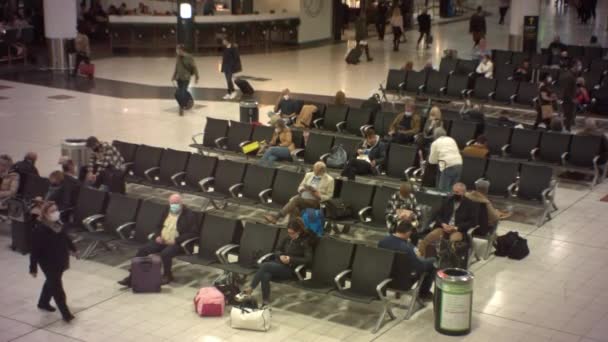 Des Gens Attendent Dans Terminal Aéroport Plan Moyen — Video