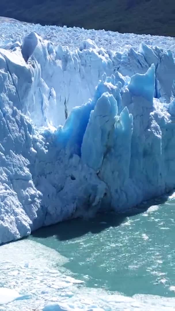 垂直录像 冰川冰川在冰水中崩塌 全球变暖 气候变化概念 Perito Moreno Glacier Patagonia 阿根廷 — 图库视频影像