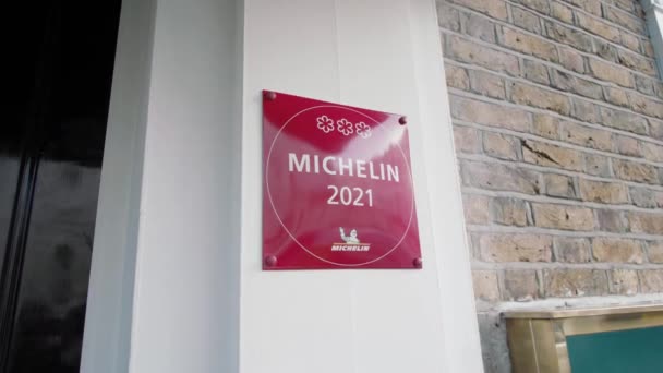Drei Sterne Michelin Plakette Londoner Restaurant — Stockvideo