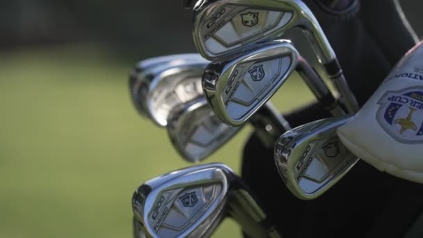 Schlägerköpfe von Golfclubs in einer Golftasche. Nahaufnahme