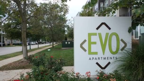 Frontskylt Vid Evo Apartments Stl — Stockvideo