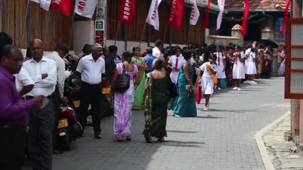Les Sri Lankais Font Queue Devant Bâtiment Université Filles Uniforme — Video