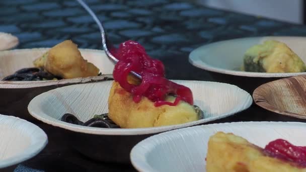 Cebolla Chef Cubierta Con Salsa Roja Plato Degustación Con Una — Vídeos de Stock