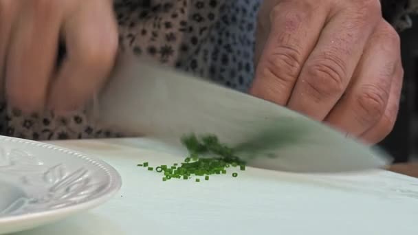 Chef Tritare Erba Cipollina Foglie Con Grande Abilità Grande Coltello — Video Stock