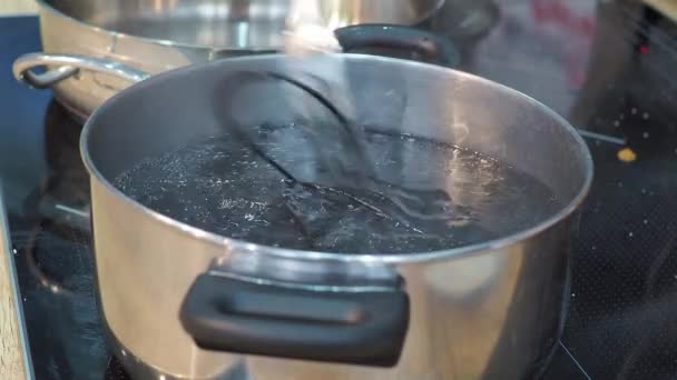 Kochs Hand Rührt Beim Kochen Spezielle Spaghetti Mit Tintenfischtinte — Stockvideo