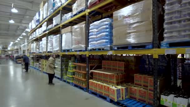 女性ムスリムのお客様倉庫の棚から商品を選ぶ パン左 — ストック動画