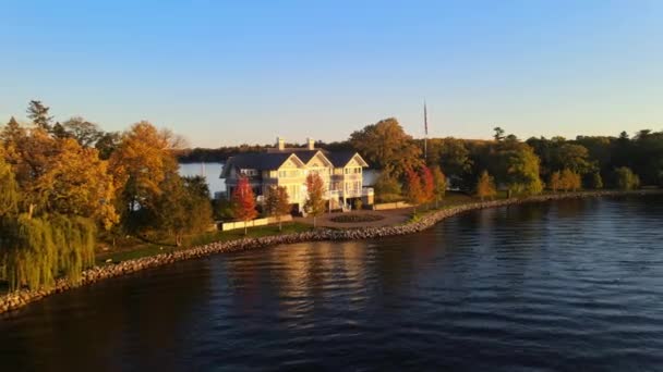 湖畔别墅的电影空中景观 奢华的地产面临着美妙的日落 — 图库视频影像