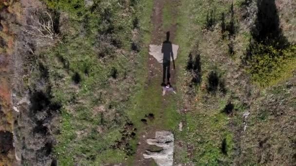 Aérea Plano Cenital Hombre Sombra Caminando Largo Una Estrecha Meseta — Vídeos de Stock