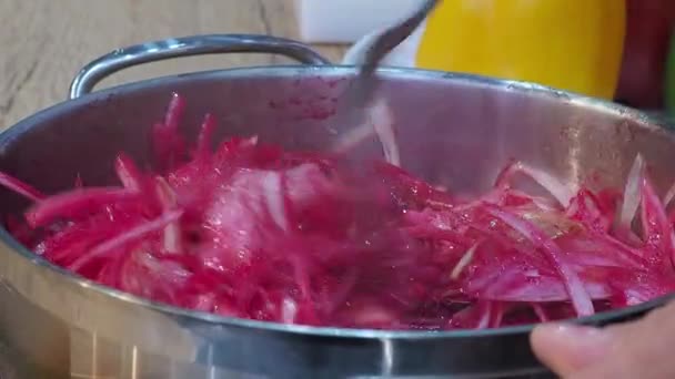 Gotować Miesza Cebulę Gotowanie Czerwonym Sosem Czerwony Aloes Vera — Wideo stockowe