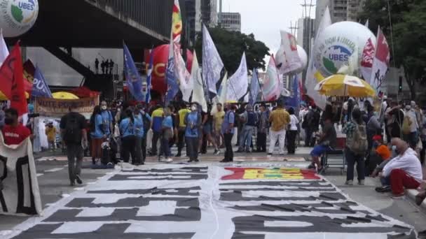 Protestujący Falują Gigantycznymi Transparentami Wiecu Black Awareness Paulista Avenue — Wideo stockowe