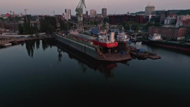 Containerschepen Bij Scheepswerf Haven Van Gdask Polen Vanuit Lucht — Stockvideo