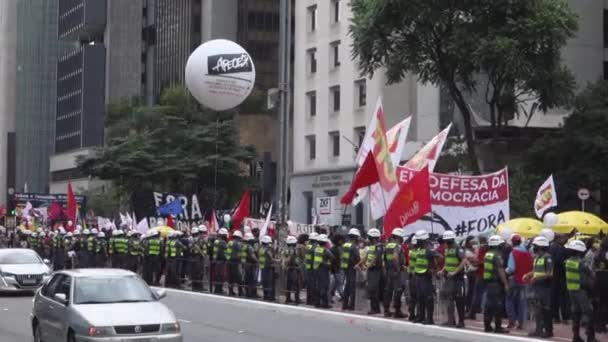 多くの警察は平和的な反人種主義反政府デモを見ている — ストック動画