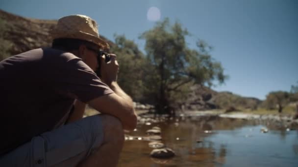 Handheld Shot Photographer Tourist Wearing Stylish Hat Taking Picture River — Stock Video