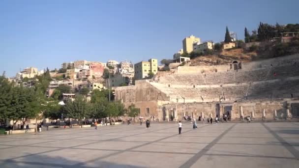 古代ローマの円形劇場2世紀から アンマンのランドマーク ヨルダン 晴れた日に広場を歩く人々 — ストック動画