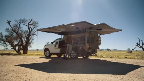 Bir Turistin Yemek Hazırlarken Katlanabilir Çatısı Altında Bir Road Karavan — Stok video