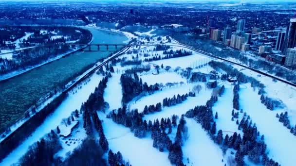 4K冬季空中天桥鸟瞰维多利亚公园高尔夫球场的全景 由维多利亚公园大道Nw至Groat路与Uni连接 重新设计为埃德蒙顿市中心的越野滑雪场 — 图库视频影像