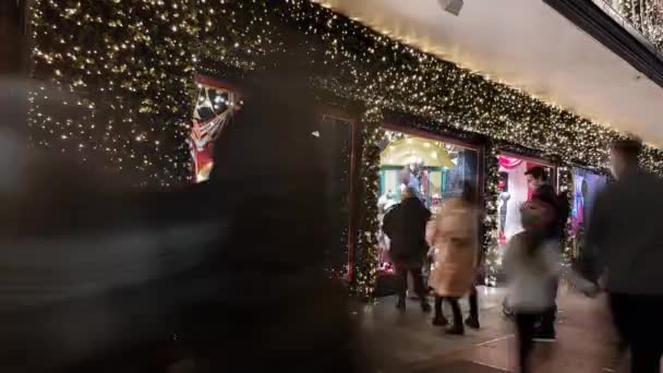 ハイパーラプスのアートの店を通り過ぎる人と — ストック動画