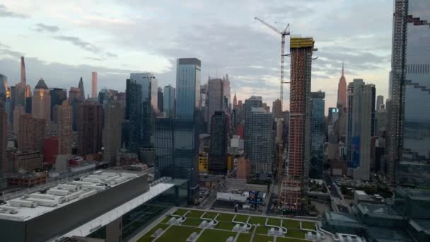 Luchtfoto Van Hoge Opkomst Hudson Yards Bewolkte Schemering Hemel Manhattan — Stockvideo