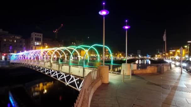 Puente Del Milenio Dublín Con Luces Hiperlapso Noviembre Diciembre — Vídeos de Stock