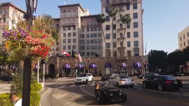 Kultainen Kolmio Beverly Hillsin Keskusta Liikenne Rodeo Drivella Wilshire Hotel — kuvapankkivideo