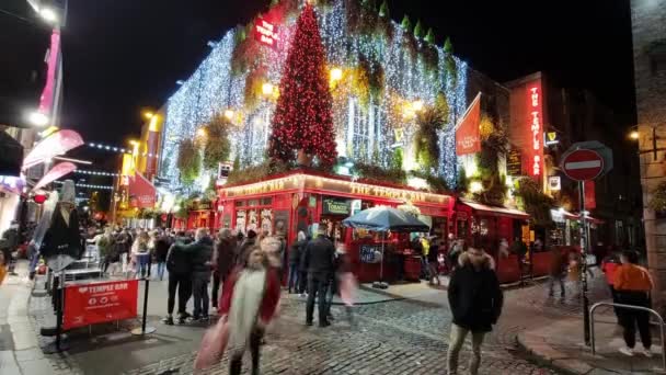 都柏林的神殿酒吧 12月 圣诞灯火通明 人声鼎沸 — 图库视频影像