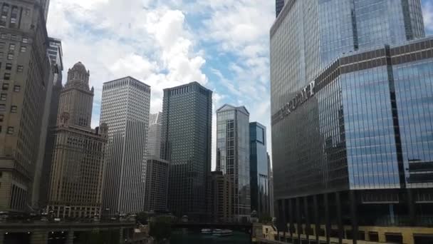 Downtown Chicago Illinois Verenigde Staten Riverwalk Boat River Skyscrapers Bewolkte — Stockvideo