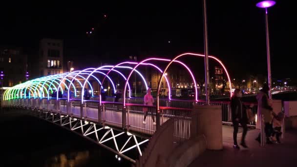 Dublin Millennium Bridge Com Luzes Ângulo Diferente — Vídeo de Stock