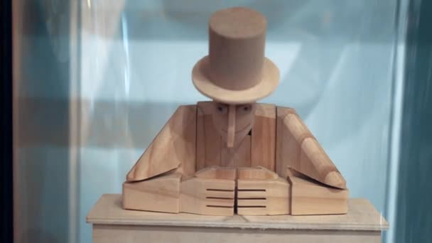 Ξύλινο Κινούμενο Παιχνίδι Ενός Μάγου Ένα Νέο Αντικείμενο Εμφανίζεται Κάθε — Αρχείο Βίντεο