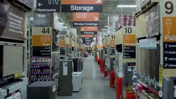 Productos Almacenados Estantes Los Pasillos Home Depot Home Improvement Retail — Vídeos de Stock