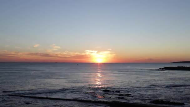 Incrível Pôr Sol Sobre Mar Com Surfistas Barcos — Vídeo de Stock