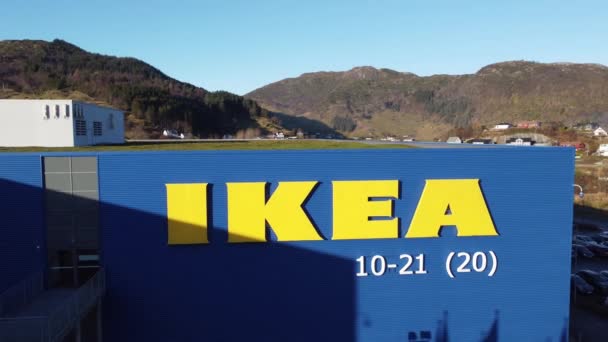 Логотип Склада Ikea Перед Открытием Автостоянки Солнечный День Норвегия Антенна — стоковое видео