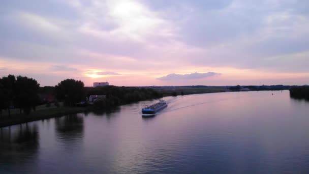 Sunset Skies Oude Maas Med Inland Motor Tanker Navigering Flygplan — Stockvideo